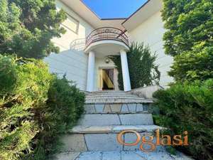 Na prodaju luksuzna kuća u centru Sremske Kamenice