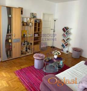 Izdaje se dvosoban, lepo namešten stan na Detelinari, u novijoj zgradi, na drugom spratu, sa centralnim grejanjem i terasom.