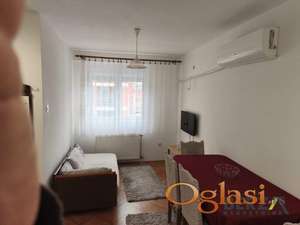 NAMEŠTEN JEDNOIPOSOBAN STAN U CENTRU