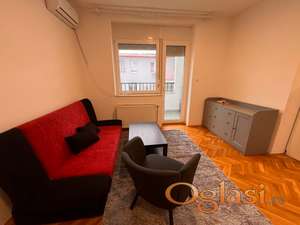 Kompletno namešten stan blizu centra grada
