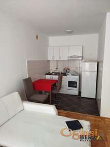 NAMEŠTENA GARSONJERA U CENTRU GRADA