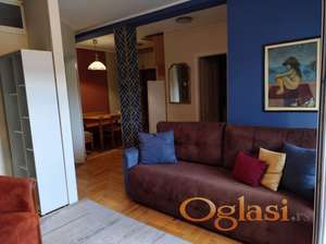 ODMAH USELJIV STAN SA PARKING MESTOM U DVORIŠTU  U CARA DUŠANAi