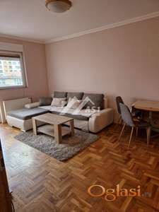 Izdaje se prelep renoviran i okrečen trosoban stan u Centru !! ID#7175