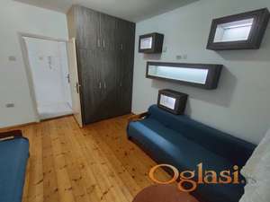 Izdajem stan u samom centru, u blizini Kralja Patra I, u mirnom delu grada, punom zelenila