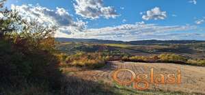 Осунчан раван дугачак плац, искључење са магистралног пута, лако доступан у свим условима, одлична локација