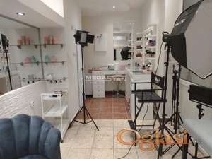 Crveni krst, renoviran, sa izlogom