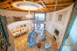 Lux vila u svakom pogledu, na izuzetnoj poziciji, sa glavnog puta manja neprometna ulica.