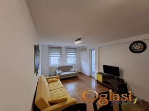  LEPO NAMEŠTEN DVOIPOSOBAN STAN SA GARAŽOM - NOVA DETELINARA, NADOMAK SAJMA