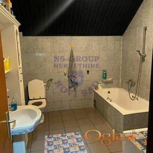 U centru Bačke Palanke nalazi se ova spratna, kvalitetno građena, porodična kuća.