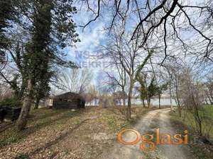 Plac na obali Dunava