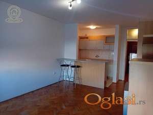 Izdavanje stanova Novi Sad – garsonjera 29m² Centar, odlična lokacija, 1. sprat (300 €)