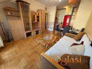 Prodaje se stan na Detelinari 55m2