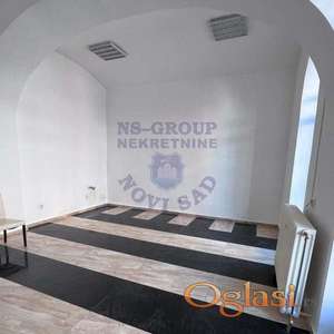 Izdaje se ulični lokal u samom centru grada, na izuzetno prometnoj lokaciji.