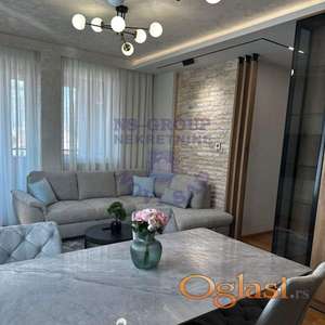 U ponudi je izuzetan, luksuzno opremljen stan u potpuno novoj, tek useljenoj zgradi