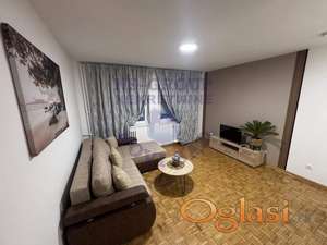 Odlična kompletno renovirana garsonjera na Novom Naselju