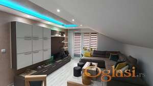 Deo kuće sa dvorištem i pomoćnom prostorijom