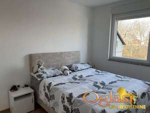 KOMPLETNO OPREMLJEN STAN U NOVOGRADNJI, BEZ ULAGANJA, DVE SPAVAĆE