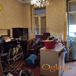 Odličan četvorosoban dvorišni stan na Socijalnom!