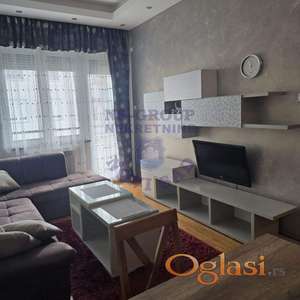 Izdaje se kompletno namešten stan površine 47m² na atraktivnoj lokaciji – **Bulevar oslobođenja**.