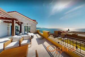 Na prodaju luksuzan trosoban stan penthouse sa panoramskim pogledom na more Tivat