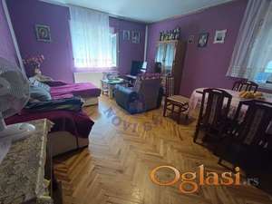 Odlična spratna kuća sa dve etaže u Rumenci.