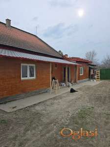 INVESTICIONA PRILIKA – Dva renovirana stana u centru Žablja! Prodaju se dva dvorišna stana (60 m² i 80 m²) u strogom centru Žablja