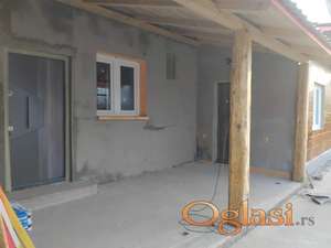 INVESTICIONA PRILIKA – Dva renovirana stana u centru Žablja! Prodaju se dva dvorišna stana (60 m² i 80 m²) u strogom centru Žablja