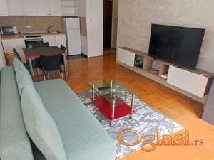 IZDAJE VLASNIK BEZ PROVIZIJE JEDNOIPOSOBAN STAN U STROGOM CENTRU GRADA KOD FUTOŠKE АKCIJA!