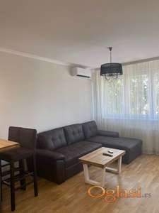 Iznajmljujem luksuzno opremljen dvosoban stan u Novom Sadu.