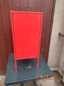 Metalni ormarić sa policama