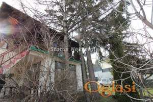 Vikendica-Odličan Položaj, na asfaltu, okružena borovima.