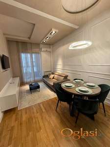 Izdaje se luksuzno opremljen 2.0 stan u Aleksandar zgradi + parking