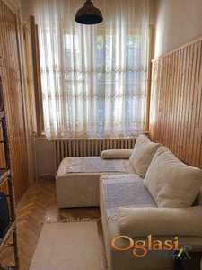 RETKO U PONUDI! DVOIPOSOBNI SALONAC NA TRGU REPUBLIKE 