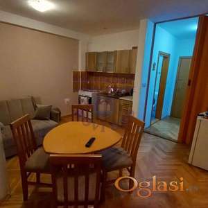 Izdaje se lep jednoiposoban stan na Novoj Detelinari.