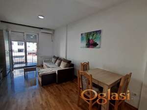 KOMPLETNO NAMEŠTENA GARSONJERA U NOVOJ ZGRADI