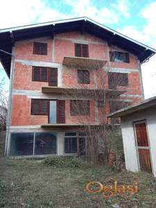 Dve kuce i garaza /Lippvac