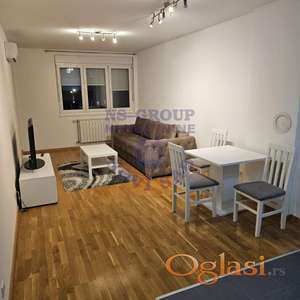 Izdaje se kompletno namešten dvosoban stan površine 44m² u blizini Keja.