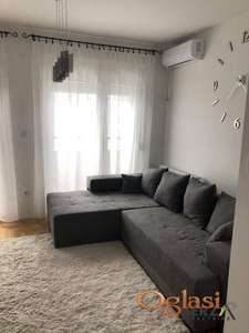 KOMPLETNO NAMEŠTENA GARSONJERA NA ROTKVARIJI