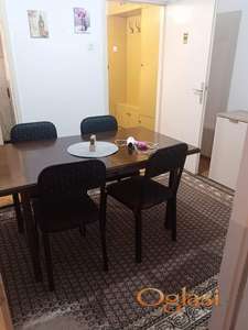 Izdajem dvoiposoban stan na odlicnoj lokaciji