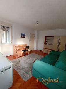 Izdajem dvoiposoban stan na odlicnoj lokaciji