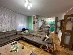 Kvalitetan stan u zgradi žute fasadne cigle!