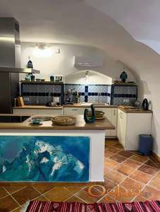 Uknjizen kompletno renoviran opremljen  stan kod Tvrdjave