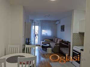 Potpuno nov, namešten stan