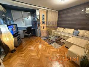 Izdaje se kompletno namešten dvosoban stan na odličnoj lokaciji u Novoj Detelinari.