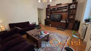 Urban Vračar Flat with High Ceilings
