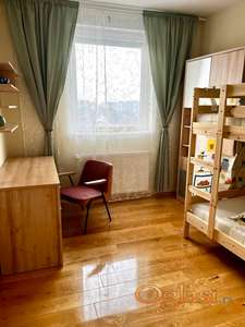 Stan u centru (novogradnja, 3 sobe) + nameštaj + parking