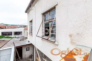 Stambeno - poslovna  zgrada  za  adaptaciju, centar, plac 490 m2, pod objektom  438 m2
