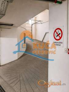 Izdaje se garažno mesto u centru grada