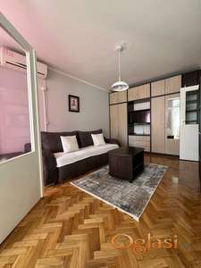 RENOVIRAN STAN NA BULEVARU OSLOBOĐENJA