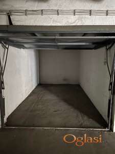 Garaža u dvorištu između ulica Železnička, Sremska, Narodnog fronta i Bulevar Oslobođenja